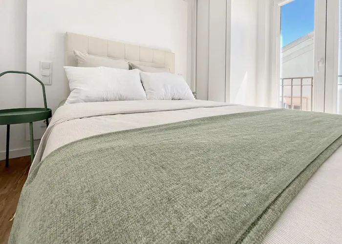 Sea View Apartment, Steps From The Beach,