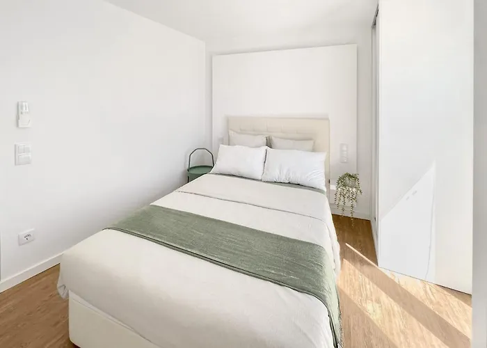 Sea View Apartment, Steps From The Beach, Apartman